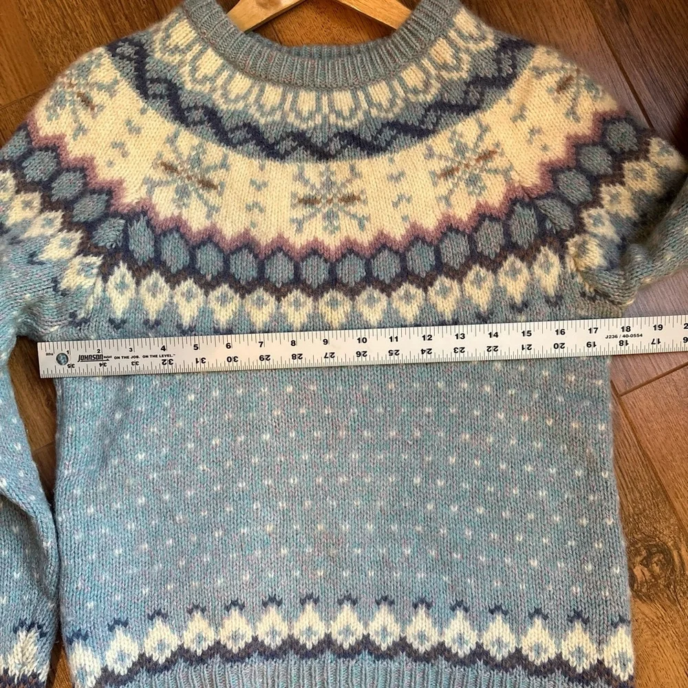 Vintage Woolrich Women's Wool Fair Isle Snow Flake Sweater. Size Medium - Picture 6 of 7